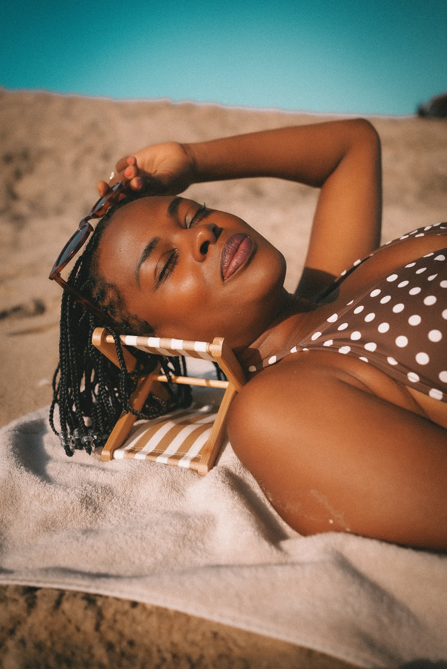 The Head Hammock – Portable Beach Comfort & Neck Support